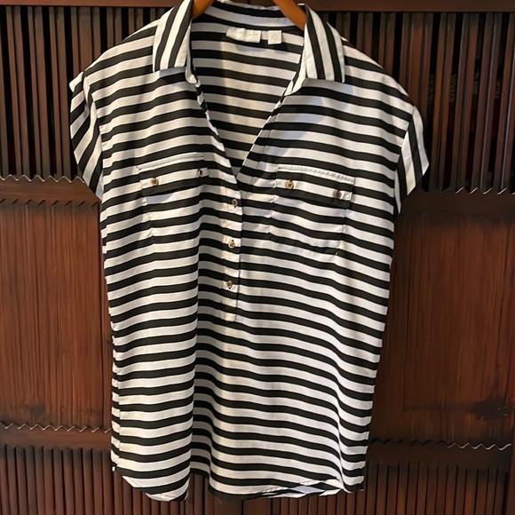 Short sleeve black and white woman’s top - Picture 1 of 4